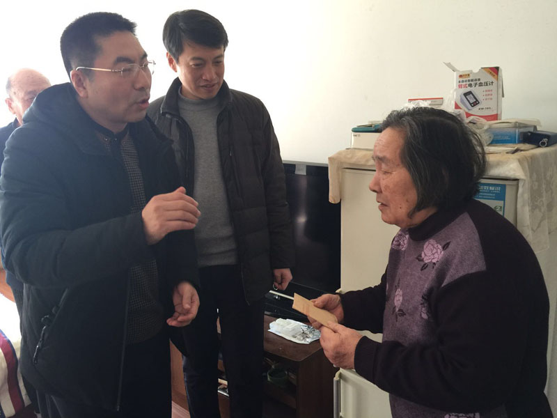 丹东市委政法委副书记、市综治办主任刘丰友（左一）慰问见义勇为勇士周景涛的母亲