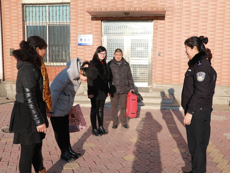 （用）为表示感谢，戒毒学员向护送自己回家的干警鞠躬表示感谢