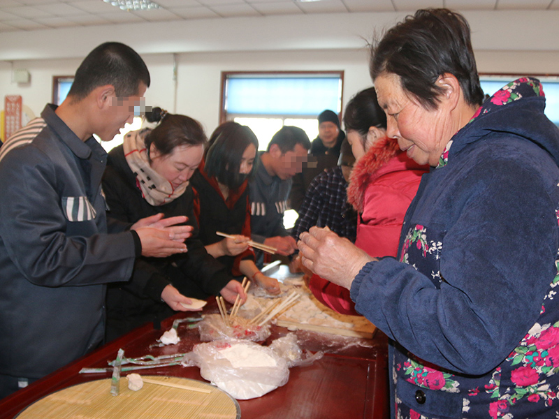 服刑人员和家人一起包饺子 曹新国 摄