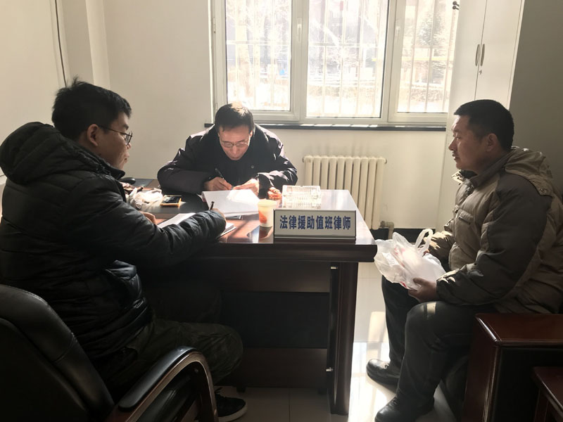图一：记者和郝希贤律师（中）帮助相运胜解答法律咨询