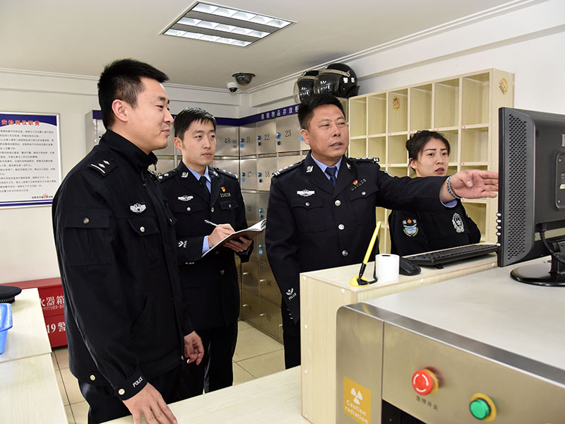 孟凡彪（右二）指导同事进行安检