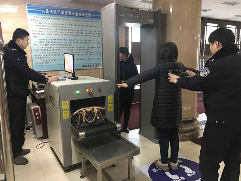 法警对当事人例行安检1