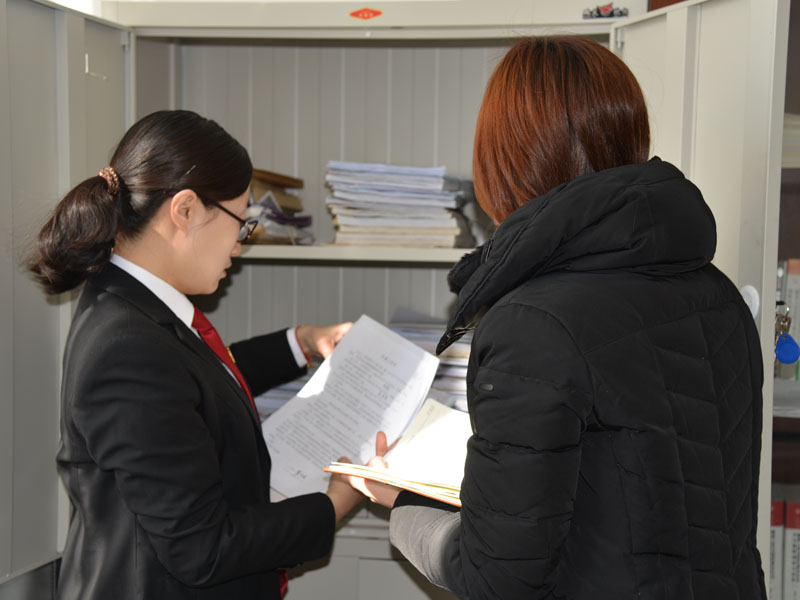 图五，周新蕊向记者介绍案件情况