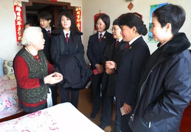 女检察官与老人交谈