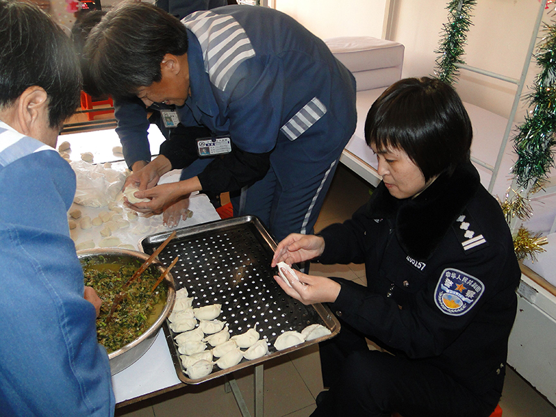 张晓兵生前与服刑人员一起包饺子