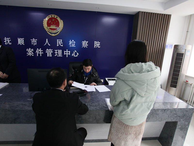 记者检查调卷律师提交的材料