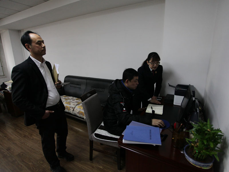 记者为律师进行微信绑定，以后就可以在微信上查看案件信息了