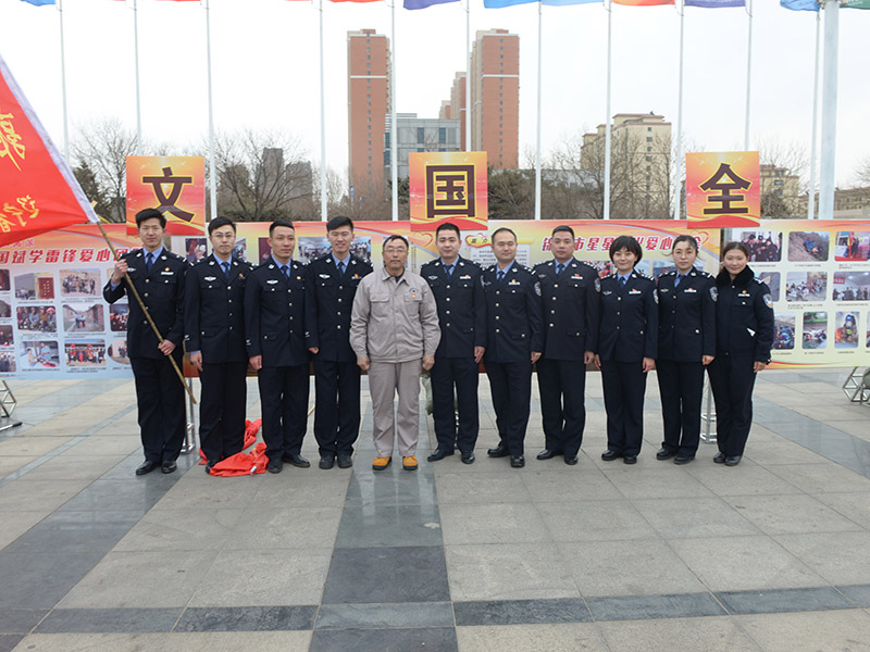 郭明义与锦州监狱青年警察合影
