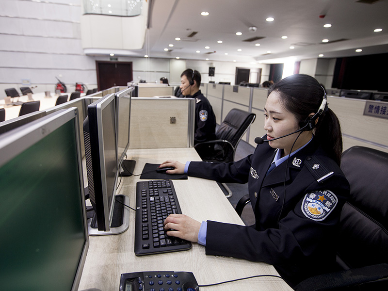 指挥中心民警查看警情