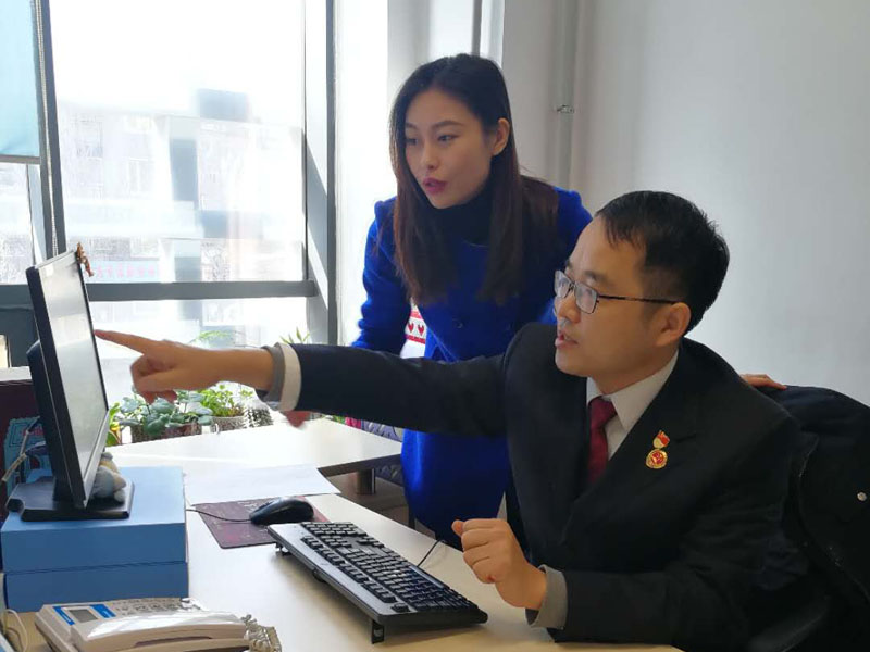 1 张全成检察官向记者介绍系统内案件情况