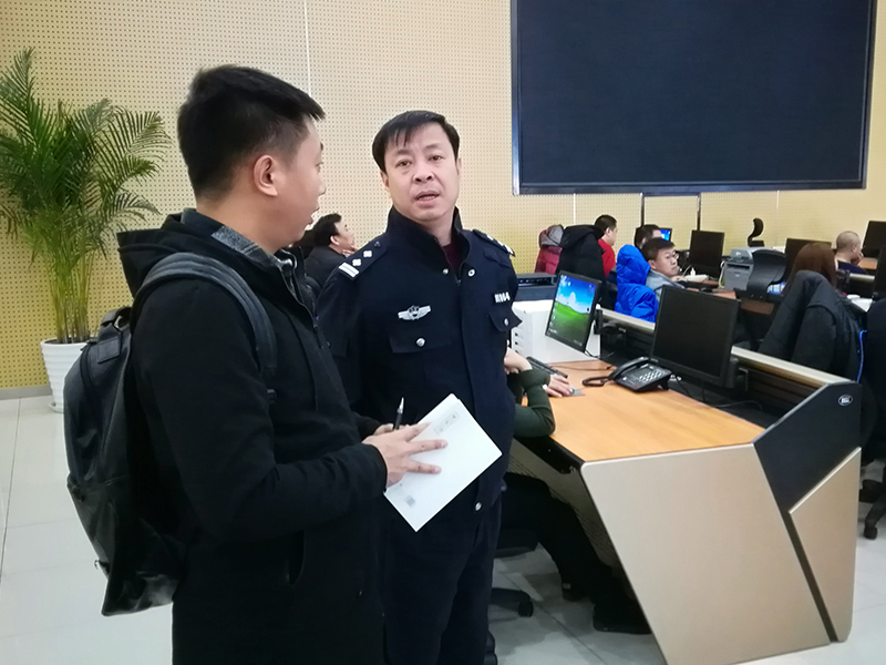 民警向记者介绍社会治理应急联动指挥中心工作