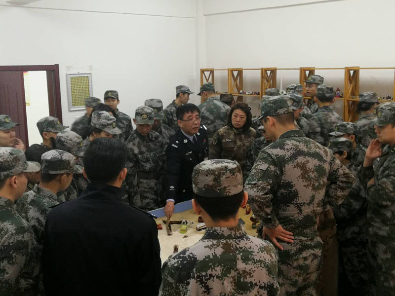 戒毒干警为运动讲解戒毒知识