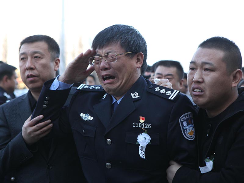 铁骨铮铮的警察父亲李浩，望着儿子的遗像再也控制不住自己的眼泪，英雄的父亲给儿子敬礼