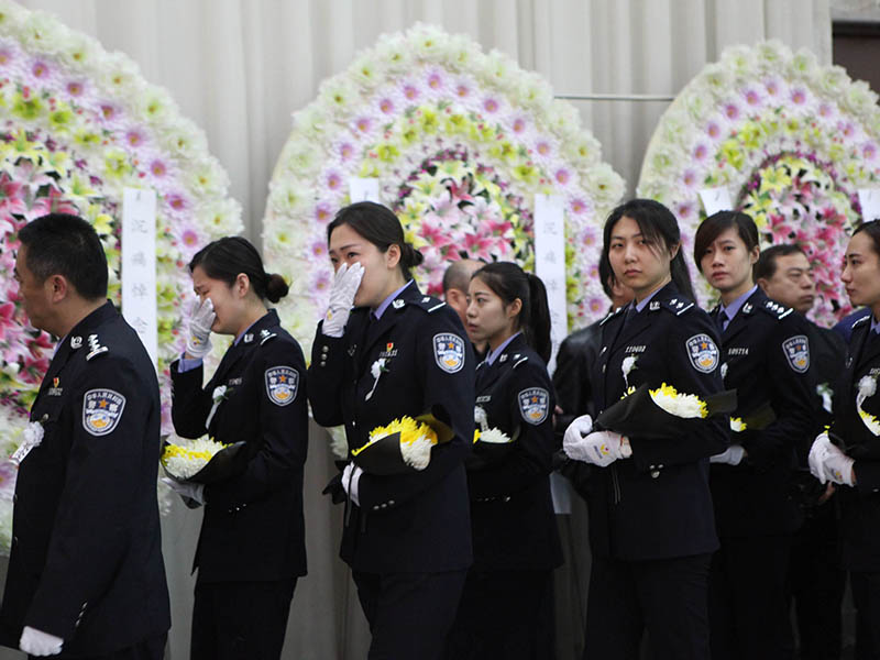 刑警学院的同学们手捧鲜花痛别战友