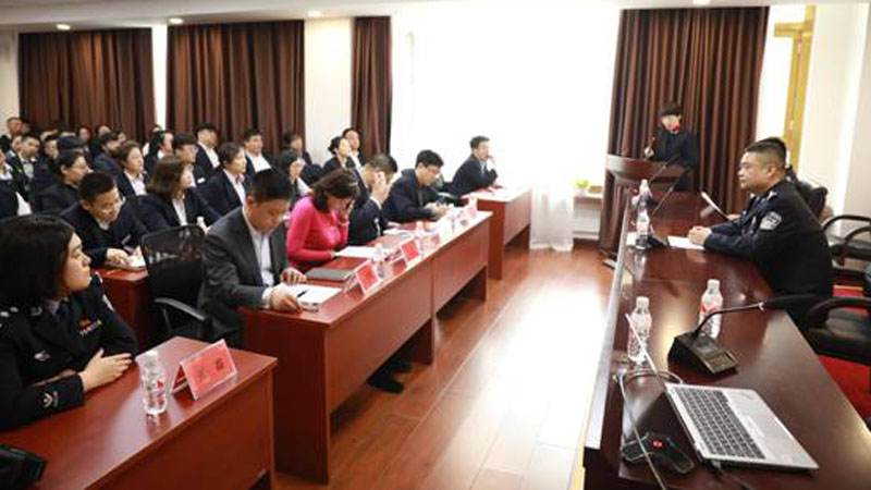 走进金融系统宣传法律知识