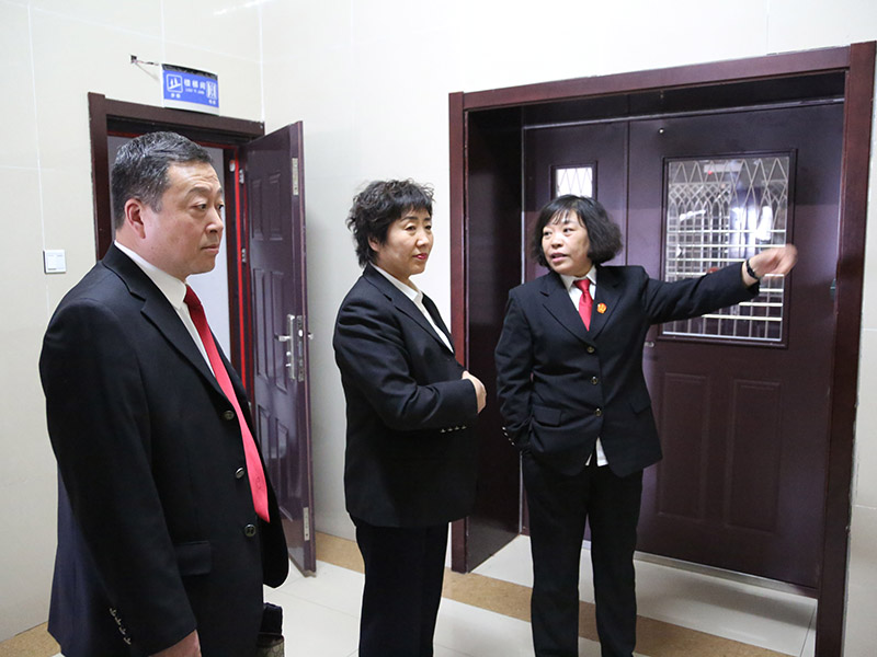 王淑俐（中）到建昌县人民法院调研