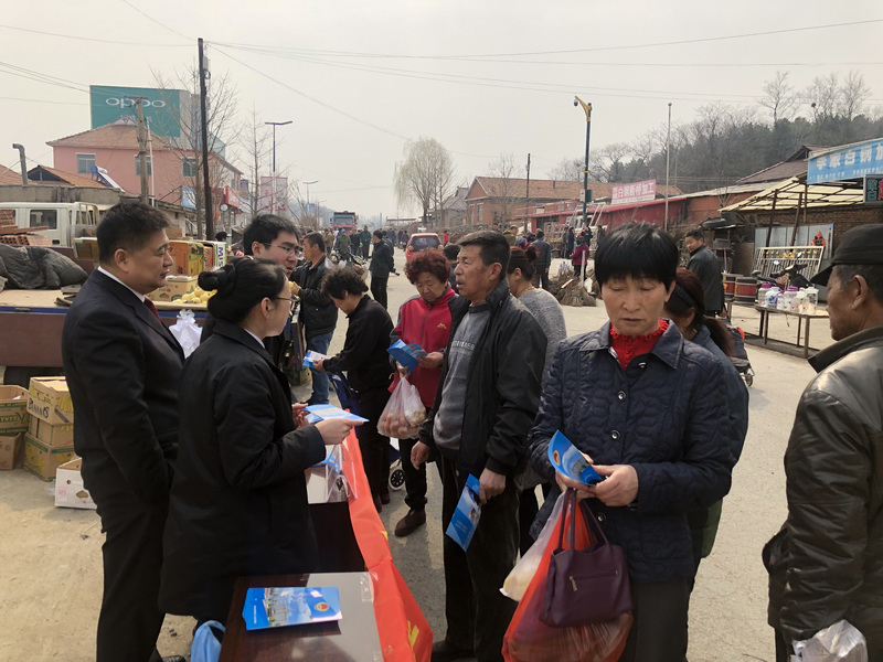 发放普法宣传资料