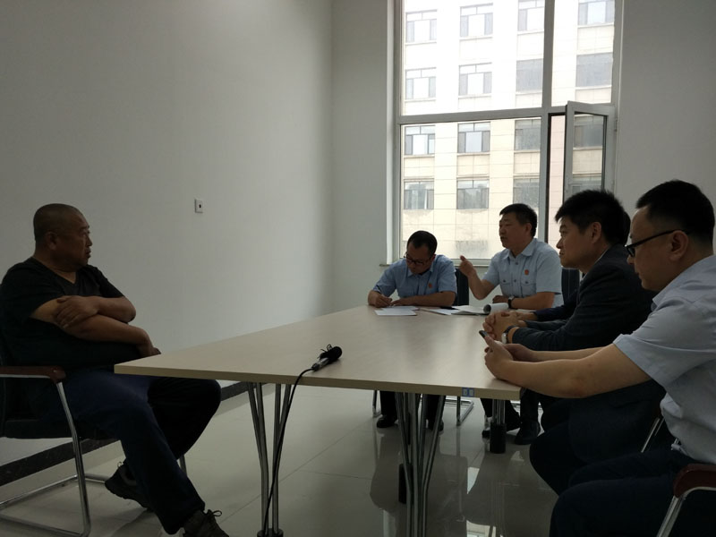 法库县人民法院执行局组织申请执行人与被执行人见面，敦促被执行人履行还款义务
