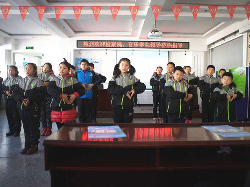 聋校学生用手语精彩演绎歌曲《感恩的心》