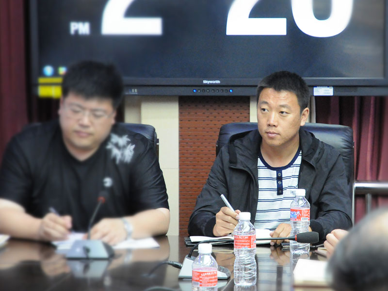 刘宏在案情分析会上聆听民警分析案情