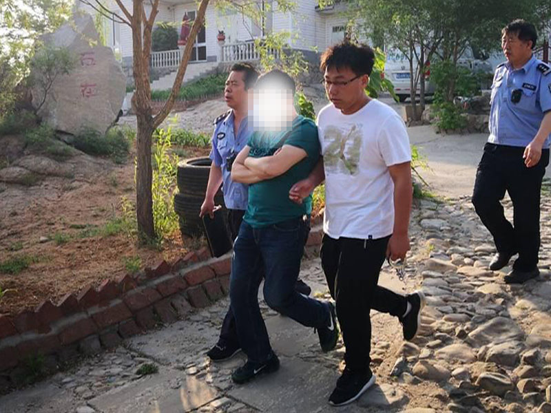 图片：强制带走“老赖”