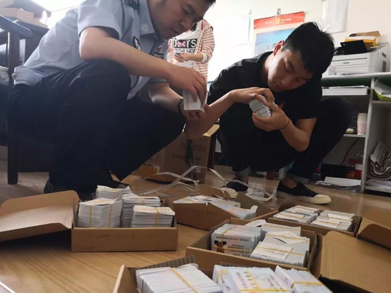 民警迅速寻找5名考生的身份证件，并及时送到考生手中