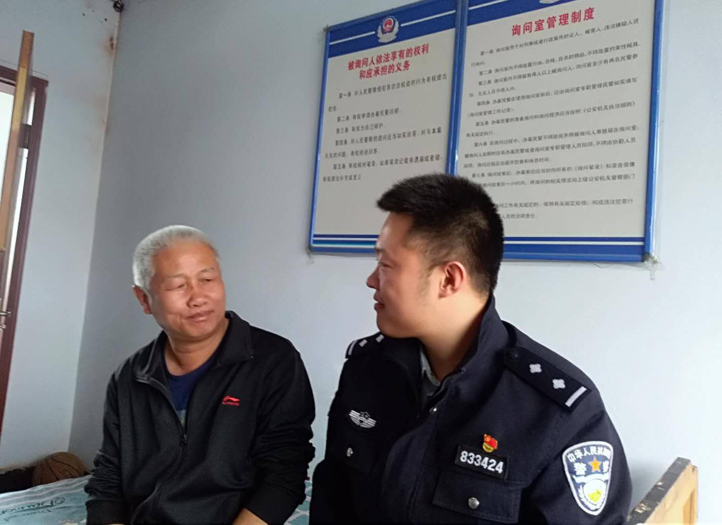 孙峰（左）与民警交流
