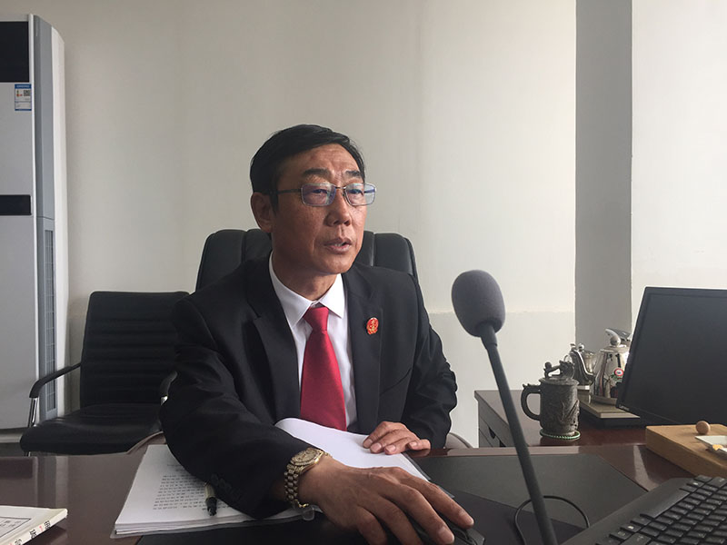 李为国专心写案卷
