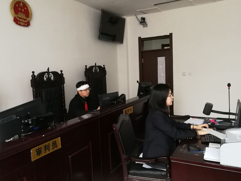 法官张超（左）带伤开庭审案11111