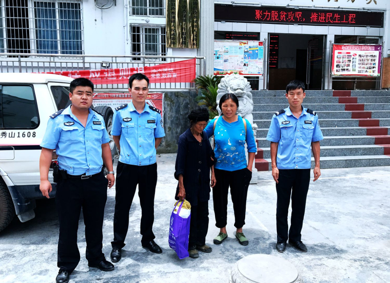中平警务室在为群众办结事后，都要与当事群众合影，拉近他们与群众的距离_编辑
