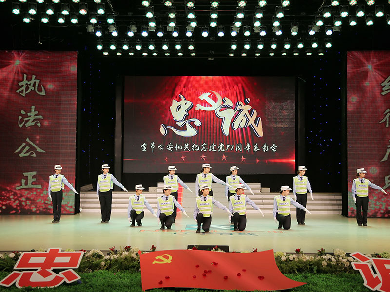 （图三）辽阳交警表演交通指挥手势