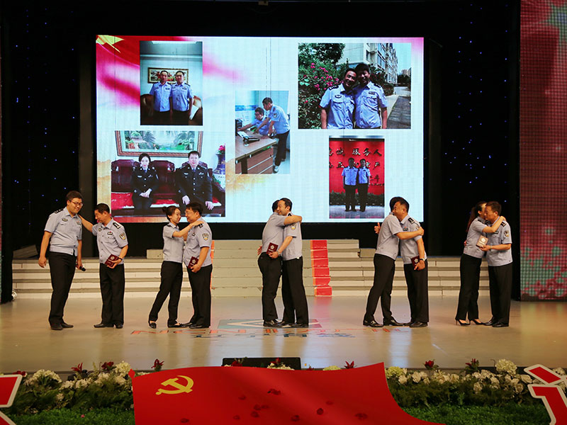（图八）上阵父子兵，并肩作战，用青春热血展现了一代代人民警察薪火相传，用平凡奉献书写了“人民公安为人民”的无悔忠诚