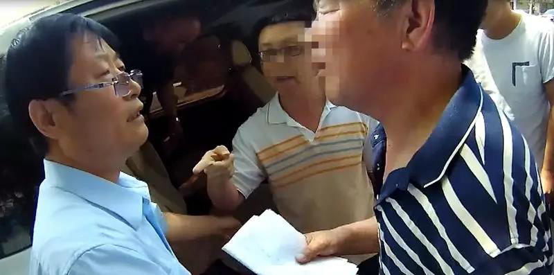 “老赖”李某（右一）被强制拘传