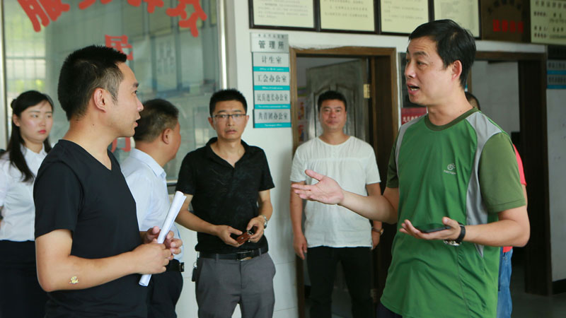 本报记者（右一）在采访中