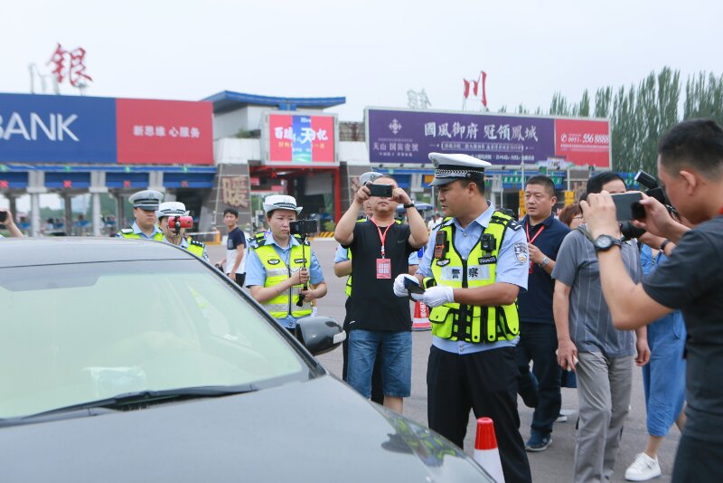记者在宁夏回族自治区银川东收费站采访
