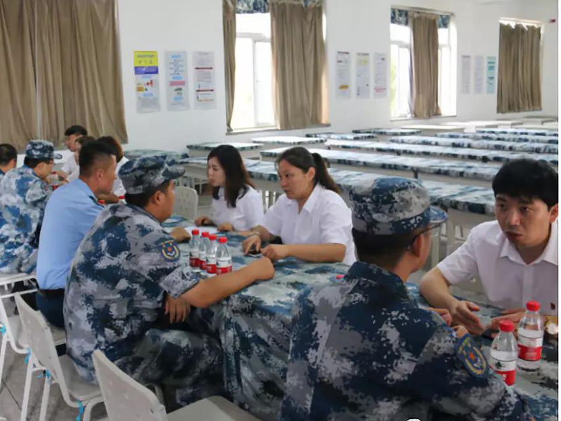 青年律师一对一为解放军战士解答法律咨询