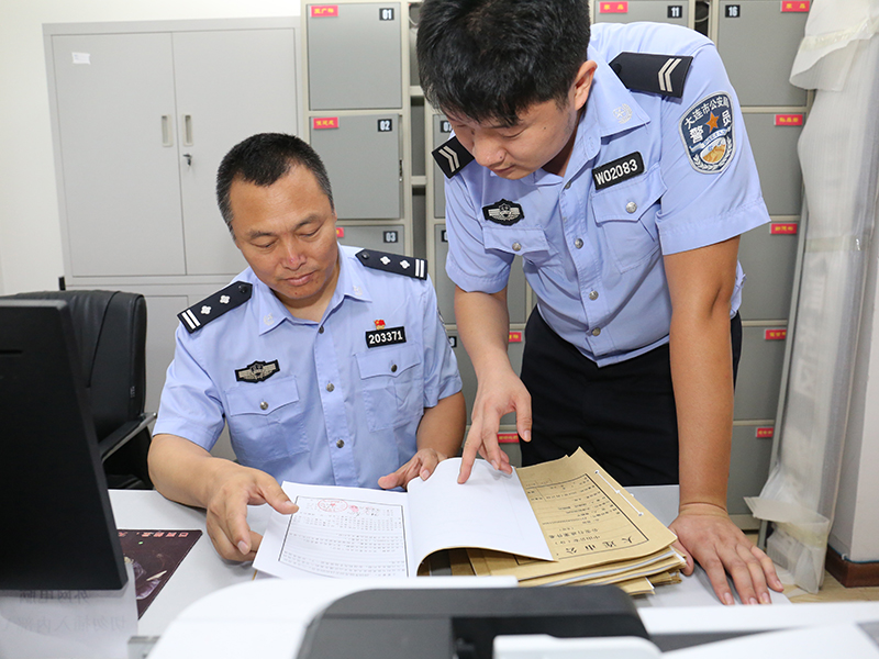 7月10日，王广祥在派出所与同事讨论案情