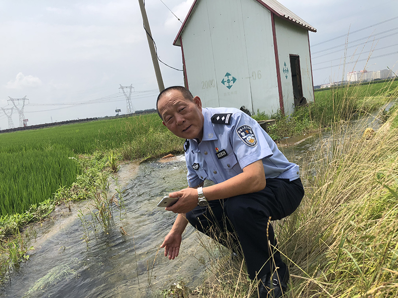 赫士岩向记者讲述修电井解决村民用水的事情