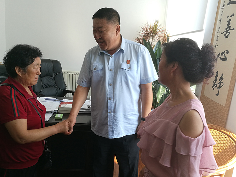 两姐妹感谢执行局局长