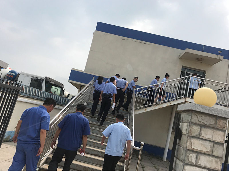 执行干警们突击搜查