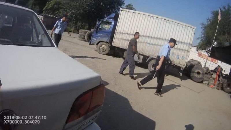 烈日炎炎，民警在路上搜寻持刀男子