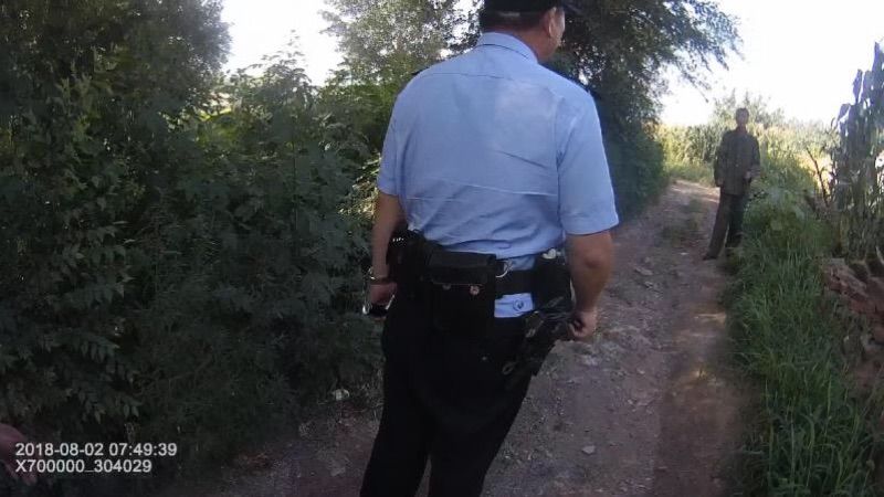 民警与持刀男子紧张对峙