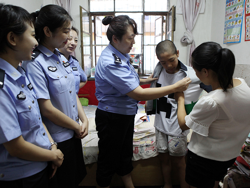 尹琳琳为小安阳试为他新买的衣服（大图）