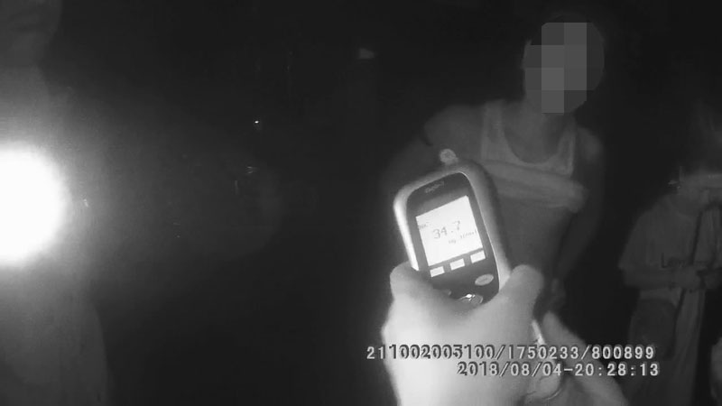 在民警检查时，用测试仪检测刘某涉嫌酒后驾驶