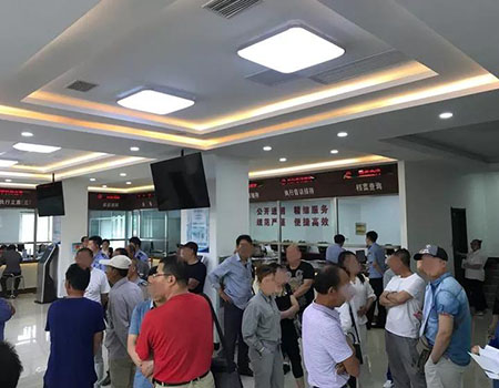 数十名原告在焦急等待