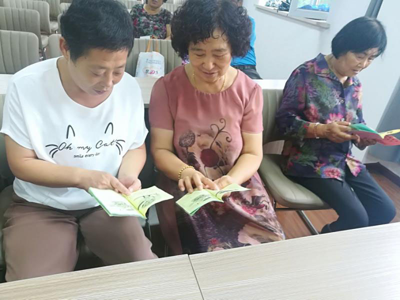 居民们在翻看口袋书