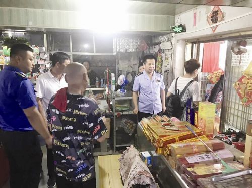 联合执法人员对仍销售祭祀用品的商家进行劝导查收