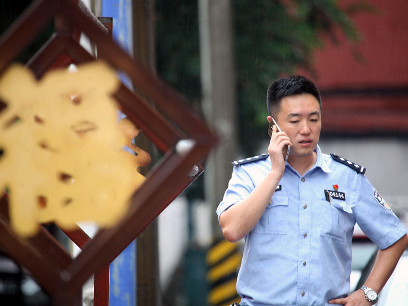 王一鸣在社区巡查时街道居民报警电话，他的手机号就是“社区的110”（建议大图）