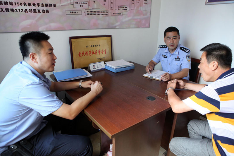 已经成为派出所副所长的王一鸣和臧宇一起在社区警务室听取居民反映情况1
