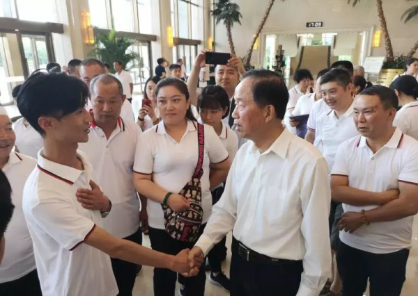 贾春旺理事长同在宁夏健康疗养的英模家属代表亲切交谈1_编辑
